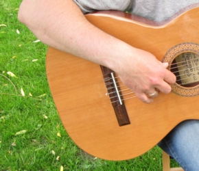Jak trzymać rękę na gitarze